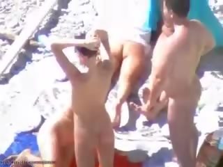 Bain de soleil plage salopes avoir certains ado groupe sexe agrafe amusement