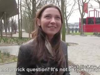 Belge bombasse suce pénis en publique
