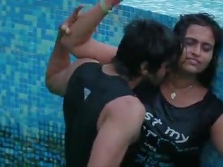 South indisk desi bhabhi marvellous romantikk ved svømming basseng - hindi varmt kort movie-2016