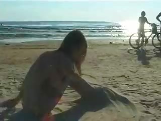 Aanlokkelijk vers faced tiener toneelstukken bij de strand naakt