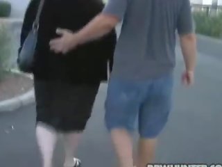 Férfi ujjak és baszik bunda pite a egy kövér nő
