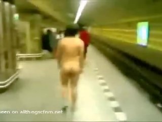 Desnudo muchacho dared a caminar a y paseo tren