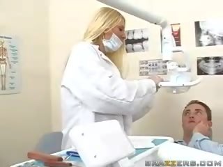 Superb ýaşlar uly emjekli blondinka dentist shows her emjekler to a patient