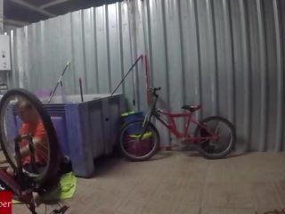 Engrasando لا bicicleta y شرم coño دي لا gorda grabado يخدع cámara oculta gui030
