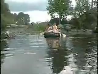 Três super meninas nua meninas em o selva em barco para peter caçar