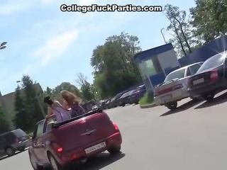 Escola jovem fêmea bumped em o carro