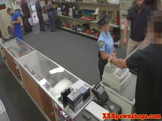 Warga latina policewoman facialed untuk wang
