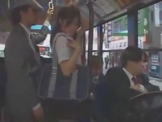 Asiatique ado stunner peloté en autobus par groupe