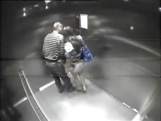Amateur koppel neuken in elevator - pornrough.com