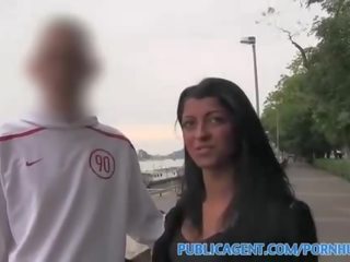 Publicagent 성욕을 자극하는 브루 넷의 사람 엿 에 호텔 으로 그녀의 bf 대기 외부