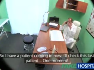 Fakehospital привлекателен червенокоси prescribed джонсън от тя лекар