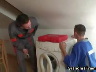 Dva repairmen třesk prsatá babička od oba konce