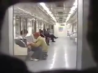 יפני זוג ציבורי מכה ב רכבת