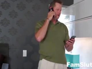 Pleasant pusaudze fucks step-dad līdz nokļūt telefons atpakaļ | famslut.com