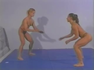 袒胸 摔角 捷克語 女 健美運動員 vs 健身 模式