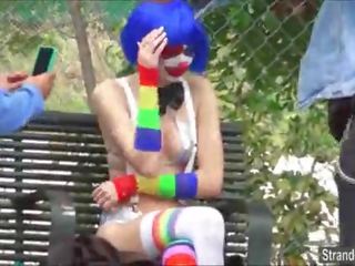 Pusaudze mikayla the klauns video svešinieks viņai caurdurtās krūšgali