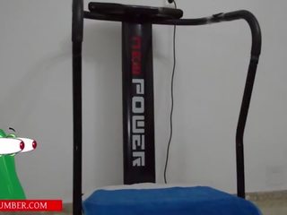 Fittor sugande upp en gym maskin
