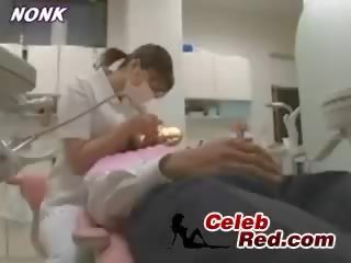 Japonsko dentist medicinska sestra daje drkanje da bolnik