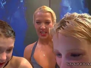 Vajzat qirje dhe duke thithur dicks me ujë sport