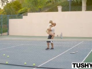 Lascivious smashing šūdas su as tenisas treneris