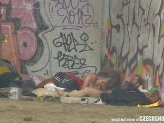 Puro calle vida homeless trío teniendo xxx presilla en público