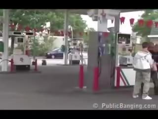 Nyilvános nyilvános trágár videó hármasban -val egy terhes nő nál nél egy gas