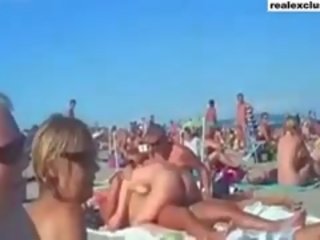 Masyarakat telanjang pantai tukar-menukar pasangan kotor film di musim panas 2015