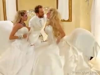 Dwa blondies z ogromny baloons w bridal dresses dzielenie się jeden peter