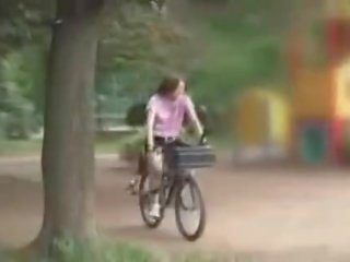 Japansk unge hunn masturbated mens ridning en specially modified voksen video bike!