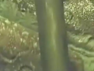 Čiuptuvėlis monstras attacks moteris į miškai