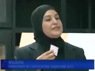Árabe filha puts preservativo a partir de boca