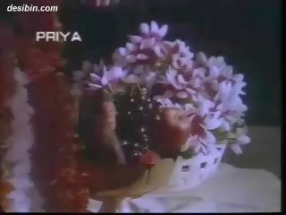 Δέση suhaag raat masala σόου ένα groovy masala βίντεο featuring αγόρι unpacking του σύζυγος επί πρώτα νύχτα