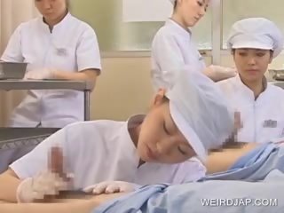 Japoniškas seselė slurping sperma iš apie randy phallus