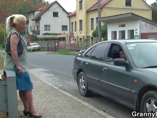 Hitchhiking стар бабичка и youngster