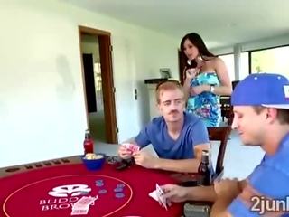 Perv χάνει σε πόκερ αλλά άκρα γαμήσι του φίλους grand μητέρα που θα ήθελα να γαμήσω