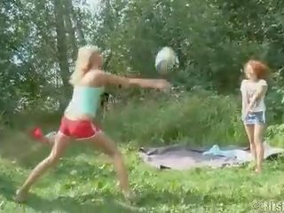 Volleyball vixens duoti lauke seksas tryse čiulpimas
