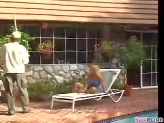 Moglie colpi su il piscina tipo