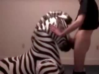 Zebra makakakuha ng lalamunan fucked sa pamamagitan ng taong naligaw ng landas bata pa film