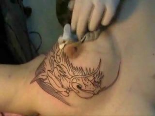 Tattooing dragon kokë në gji !
