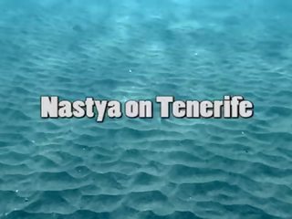 Menawan nastya berenang telanjang di itu laut