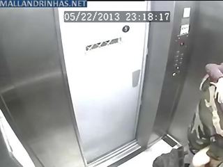 Câmera de segurança flagrando foda no elevador