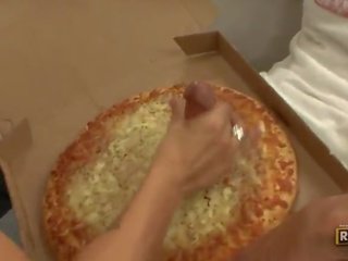 Crista אוכל א ענק בַּשׂרָנִי פיצה