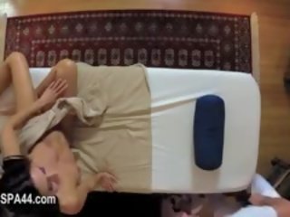 Very tricky massaž ýatylýan otag of lascivious masseur