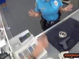 Nư sinh công an sĩ quan được đóng đinh trong một pawnshop đến kiếm được tiền mặt