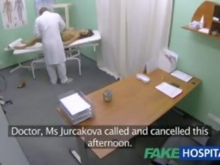 Fakehospital uskumatu koolitüdruk koos suur tissid saab arstid ravi