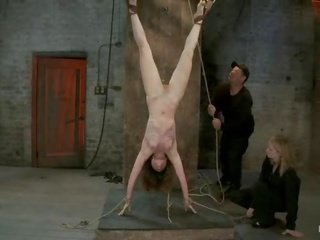 Молодий жінка наступний двері покласти upside вниз severely flogged зроблений для cumon екран tying і реальний бдсм грати