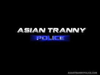 Lộng lẫy tranny cảnh sát shu được ngay đến sự nịnh hót thành viên