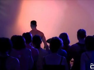 Fransuz başlangyç girls elläp tanamak by male stripper onstage