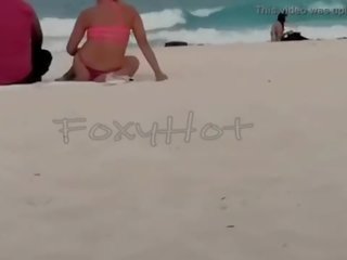 Mostrando el culo en tanga por la playa y calentando a hombres&comma; sólo dos se animaron a tocarme&comma; klip completo en xvideos červený