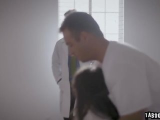 Médecins michael et chad mouvement leur coqs closer à nymphomaniac patient emilie